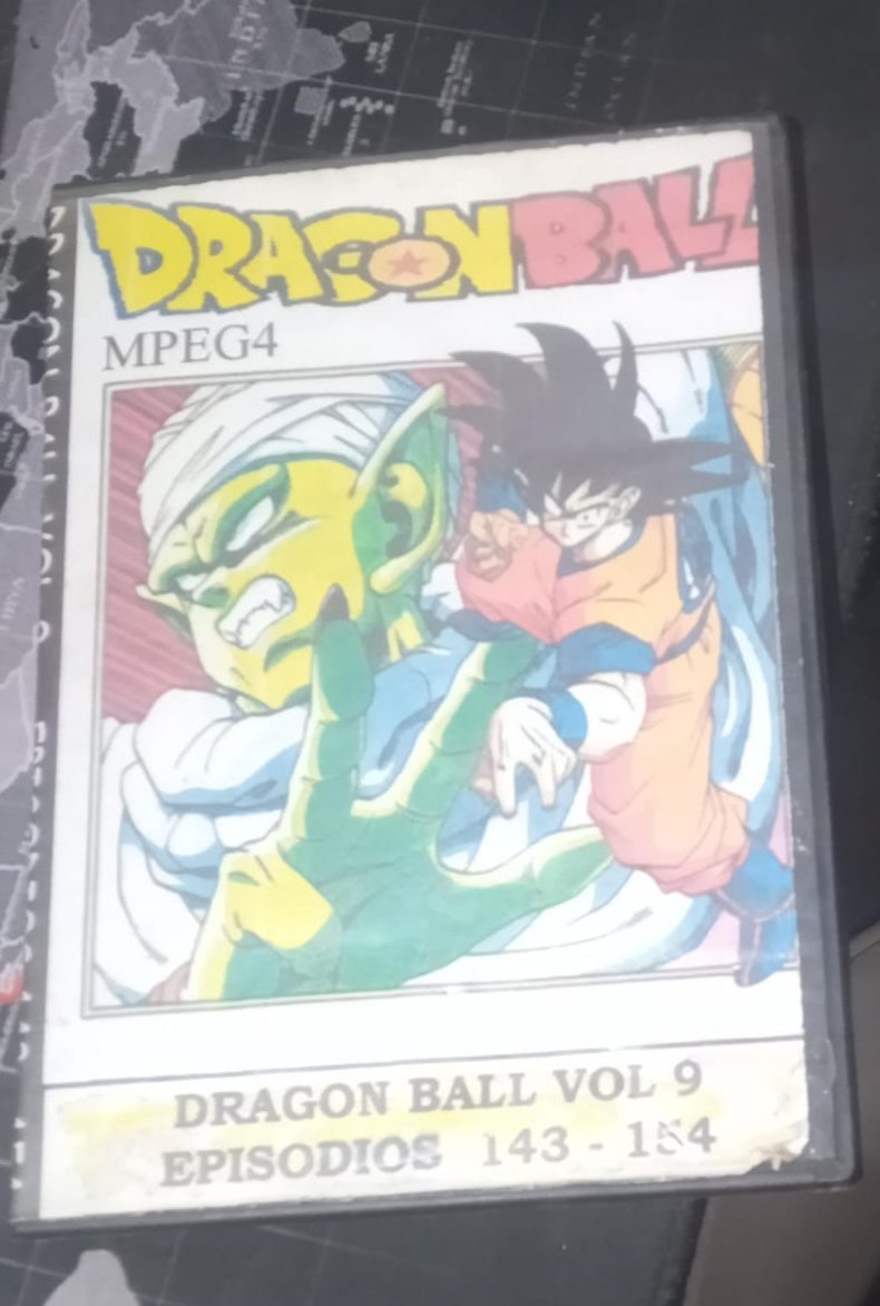 Mi casa tenia cable en una sola pieza donde dormia mi tio. Mi hermano y yo nos escapabamos a la noche de nuestra pieza para ir ahí a ver la tele. A veces enganchabamos Dragon Ball y nos enganchamos. Despues vinieron los DVD, de algun modo la vimos entera. Recuerdos preciosos