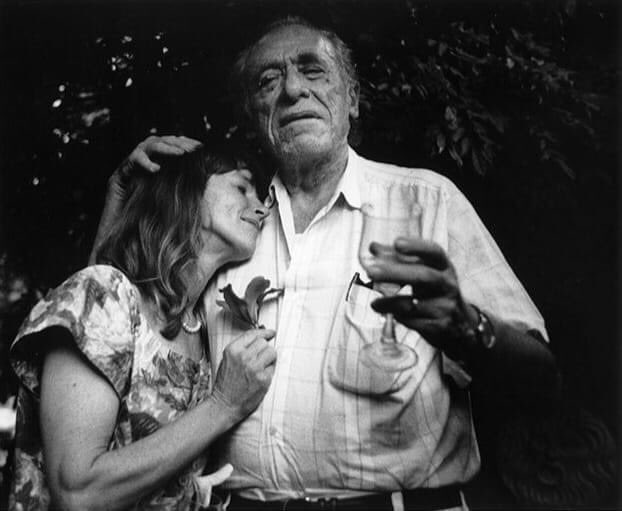 “Si nunca te vuelvo a ver, te llevaré conmigo, adentro, afuera, en mis dedos, en los bordes de mi cerebro y en el centro del centro de lo que soy y de lo que queda”. —Charles Bukowski