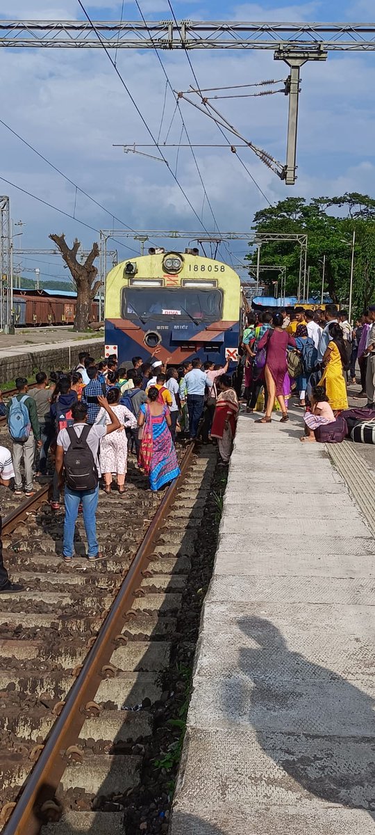 VVakade's tweet photo. Be on this year also action like below photo @drmmumbaicr @srdcmmumbaicr @srdomcogbbcr @Central_Railway @GM_CRly  by extending 01347/48 upto Chiplun for holi spl , we have witness last Rail roko at Roha stn in Ganpati 2022 kindly request you cancel the extention https://t.co/BmFep94sMP
