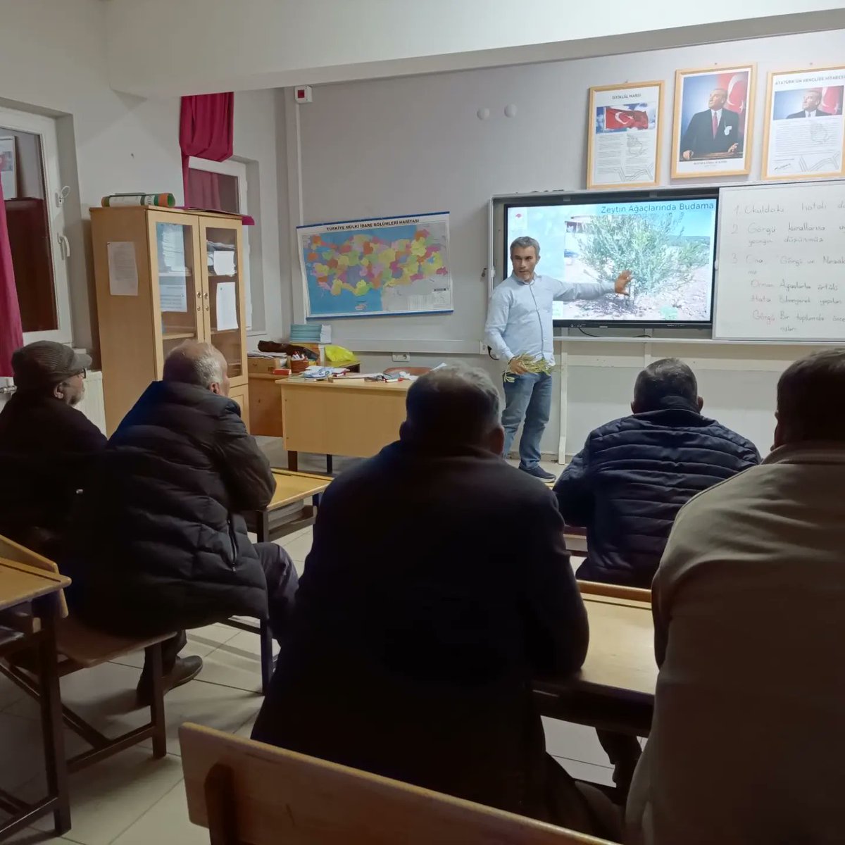 sarigolhem's tweet photo. Sarıgöl Halk Eğitimi Merkezi Müdürlüğümüz tarafından ilçemiz Afşar mahallesinde zeytin budama kursu açıldı.Sarıgöl Halk Eğitimi Merkezimiz çiftimizin her zaman yanında.Desteklerinden dolayı İlçe Tarım Müdürlüğümüze teşekkür ederiz.@mebhbogm @il_mem_45 @m_ugurelli @SarigolMEM https://t.co/MTjZmLdu65