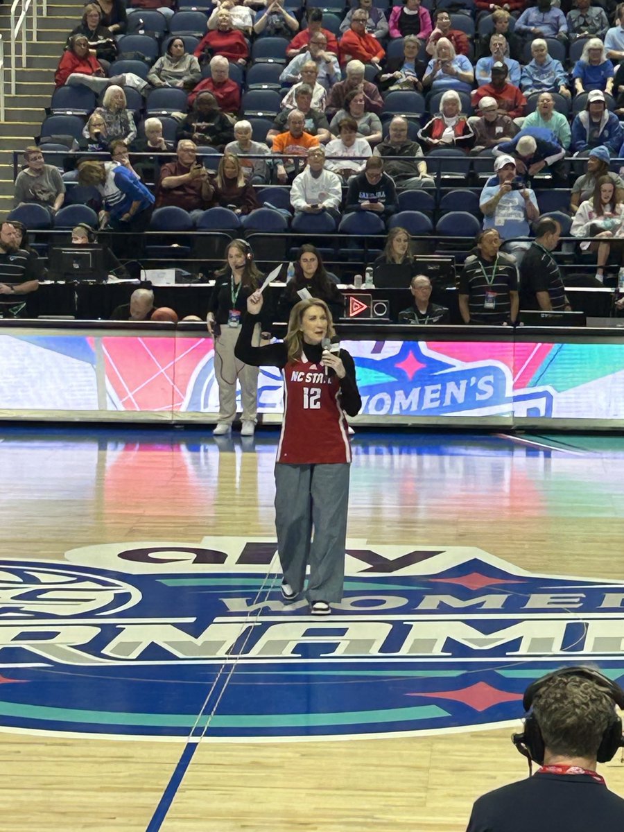 debbieantonelli's tweet image. This was fun! Emceeing/refereeing the 3pt shooting contest during halftime between 2 trash talkers! ⁦@kellygramlich⁩ ⁦@IvoryLatta12⁩ 
⁦@accnetwork⁩ #accnetwork
#shoottillarmfallsoff