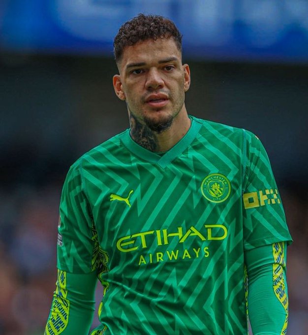dennis_mayega's tweet photo. @Alissonbecker Vs Ederson

Kindly let's finish this debate today, of the two who is better than the other?

Your answer shall be read in #VuvuzelaMuNtabwe with @dennis_mayega on @GalaxyFMUg at 8:45am.

#KagwirawoUpdates
#LIVMCI 
#PremierLeague https://t.co/sXUQrk87BB