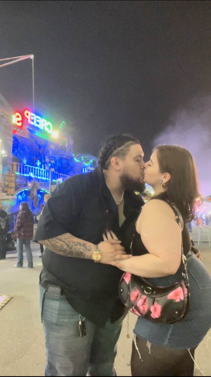 natseesghosts's tweet photo. no ring but that’s definitely my husband https://t.co/X7ePvjIAn8