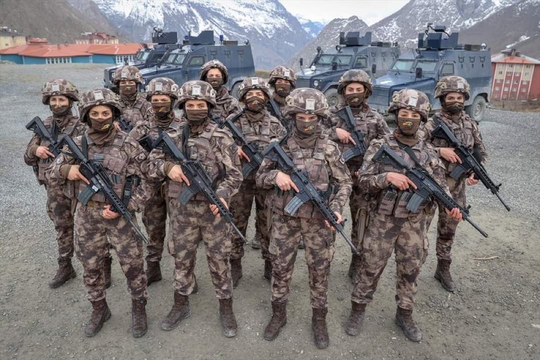 Dünyanın yarısını kadınlar oluşturur, diğer yarısını da kadınlar yetiştirir.

#8MartDünyaKadınlarGünü