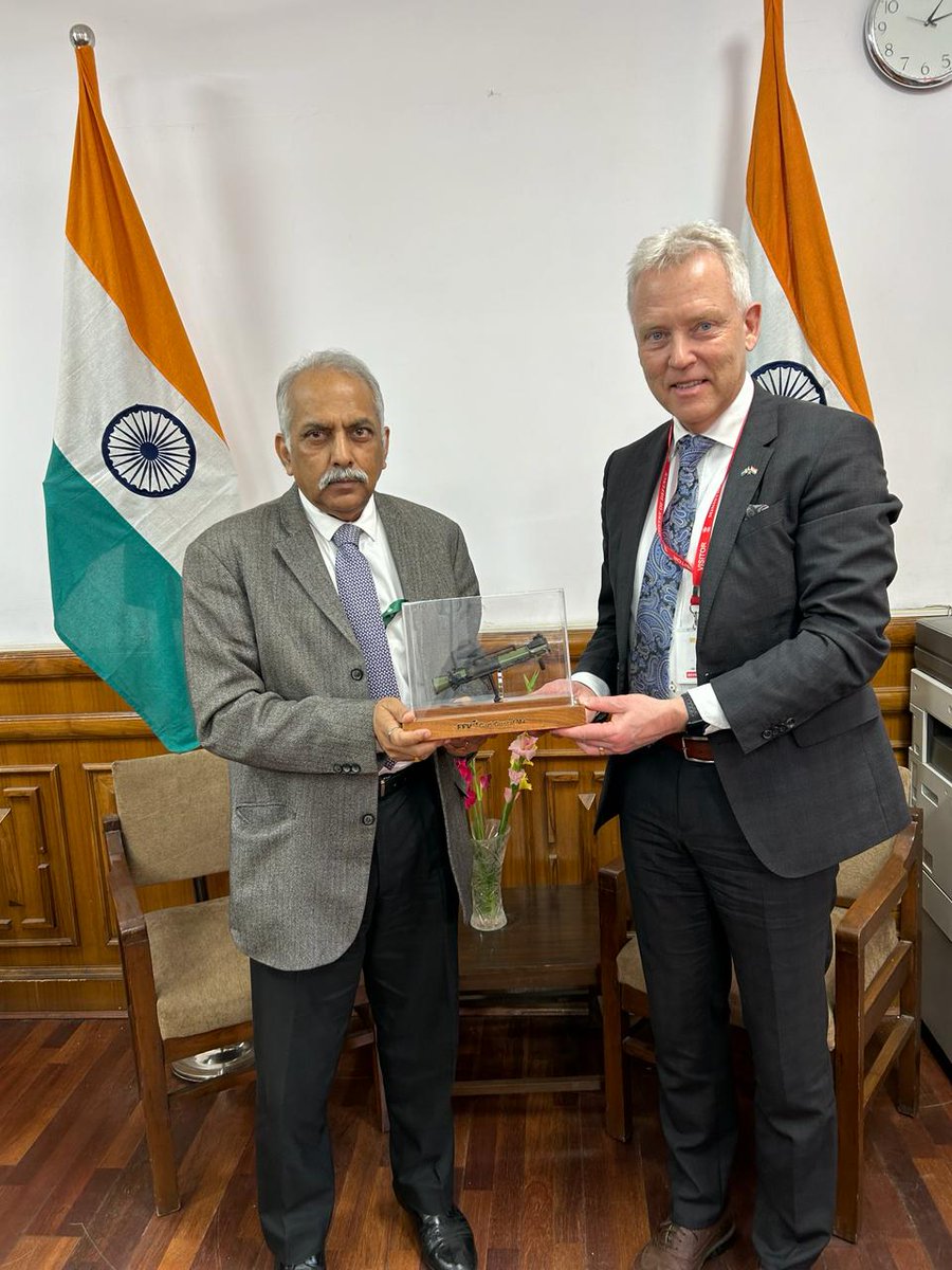 Mr Görgen Johansson, Sr VP, Saab, met Lt. Gen Vinod G Khandare (Retd) @VGK_India, Principal Adviser, Ministry of Defence and updated him on the 'Make in India' initiatives of Saab. Mr Johansson also briefed him on the manufacturing facility being set up in India for production of…