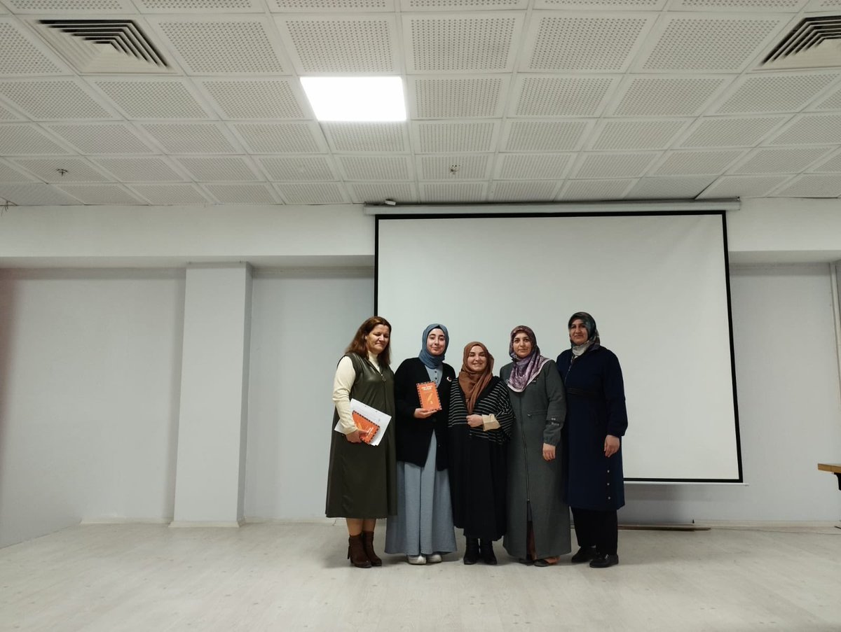 MalatyaKYGM's tweet photo. Battalgazi Kız Yurdu'nda, "Ninem Korkut" lakabıyla tanınan eğitimci ve yazar Nilüfer Zontul Aktaş, öğrencilere zamanı etkili kullanma konusunda tavsiyelerde bulundu ve kitabını öğrencilere hediye etti.
.
#YurdumdaRamazanBereketi https://t.co/usmhIJXY7k