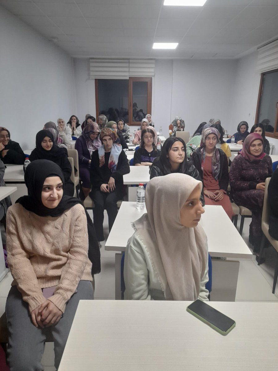 MalatyaKYGM's tweet photo. Battalgazi Kız Yurdu'nda, "Ninem Korkut" lakabıyla tanınan eğitimci ve yazar Nilüfer Zontul Aktaş, öğrencilere zamanı etkili kullanma konusunda tavsiyelerde bulundu ve kitabını öğrencilere hediye etti.
.
#YurdumdaRamazanBereketi https://t.co/usmhIJXY7k