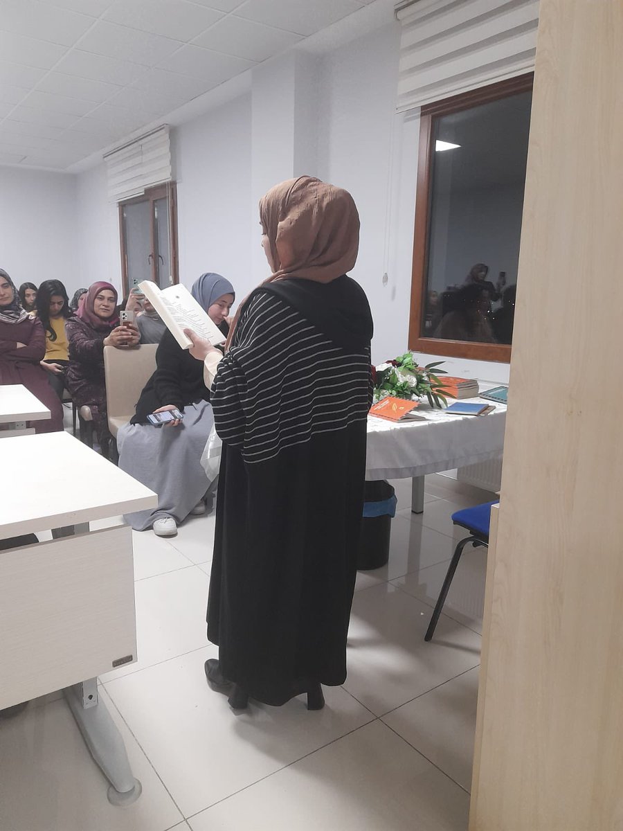 MalatyaKYGM's tweet photo. Battalgazi Kız Yurdu'nda, "Ninem Korkut" lakabıyla tanınan eğitimci ve yazar Nilüfer Zontul Aktaş, öğrencilere zamanı etkili kullanma konusunda tavsiyelerde bulundu ve kitabını öğrencilere hediye etti.
.
#YurdumdaRamazanBereketi https://t.co/usmhIJXY7k