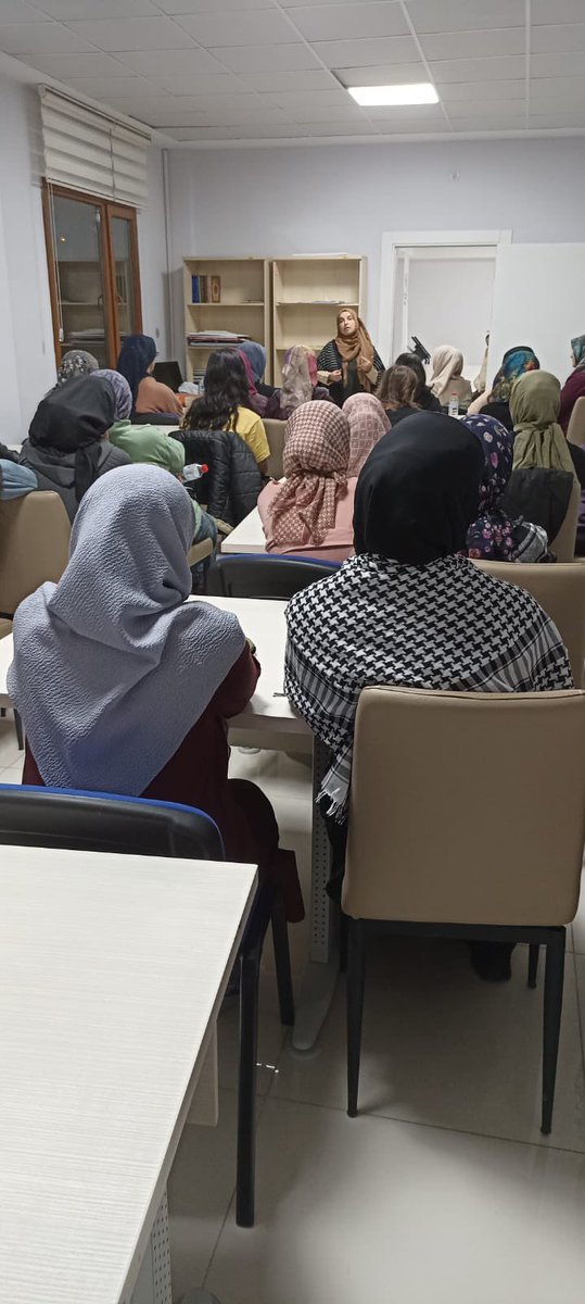 MalatyaKYGM's tweet photo. Battalgazi Kız Yurdu'nda, "Ninem Korkut" lakabıyla tanınan eğitimci ve yazar Nilüfer Zontul Aktaş, öğrencilere zamanı etkili kullanma konusunda tavsiyelerde bulundu ve kitabını öğrencilere hediye etti.
.
#YurdumdaRamazanBereketi https://t.co/usmhIJXY7k