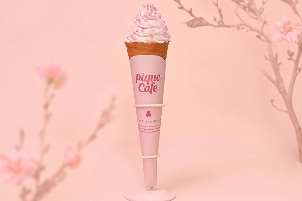 fashionpressnet's tweet photo. ジェラート ピケ カフェ“満開の桜”着想「さくらクレープ」求肥の桜が咲くベリー���リーム×桜餡ホイップ - https://t.co/hEwRtMMTP9 https://t.co/tAPjrHcu6w