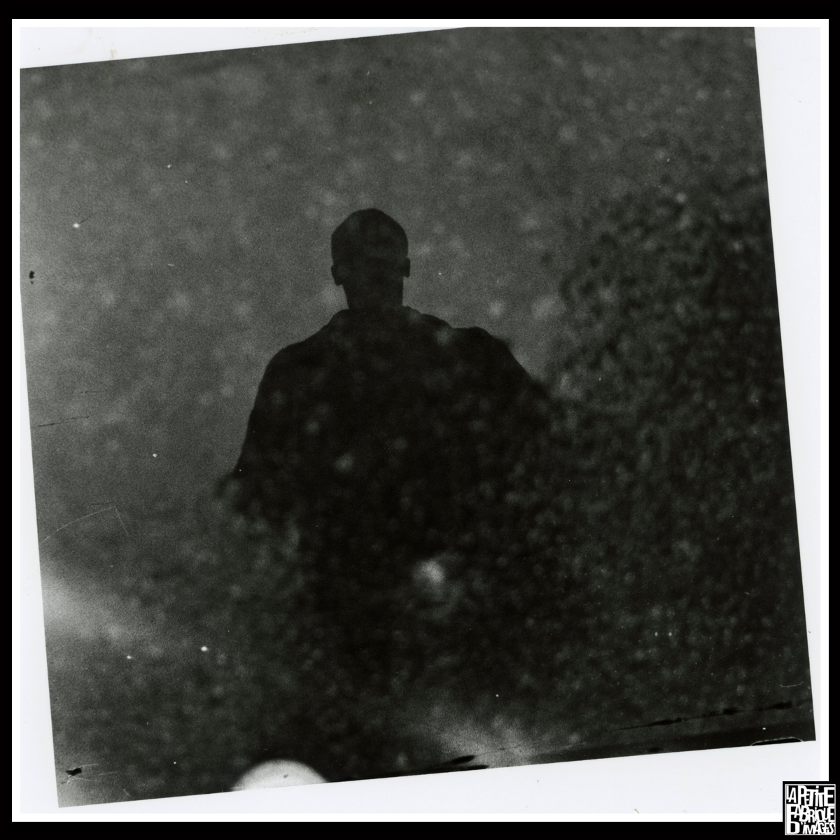 lapetitefabriq3's tweet photo. " La photographie, c'est la synthèse d'une situation. L'instant où tout s'assemble. L'idéal insaisissable.." Elliott Erwitt
.
Jules et Gary., "Reflet", #filmphotography, 12 x 12 cm
📷 #nikonfe
🎞 #fomapan400 développé au #caffenol
.
#ArtsPlastiques #blackandwhite #silverprint https://t.co/7VoC5gLCMP