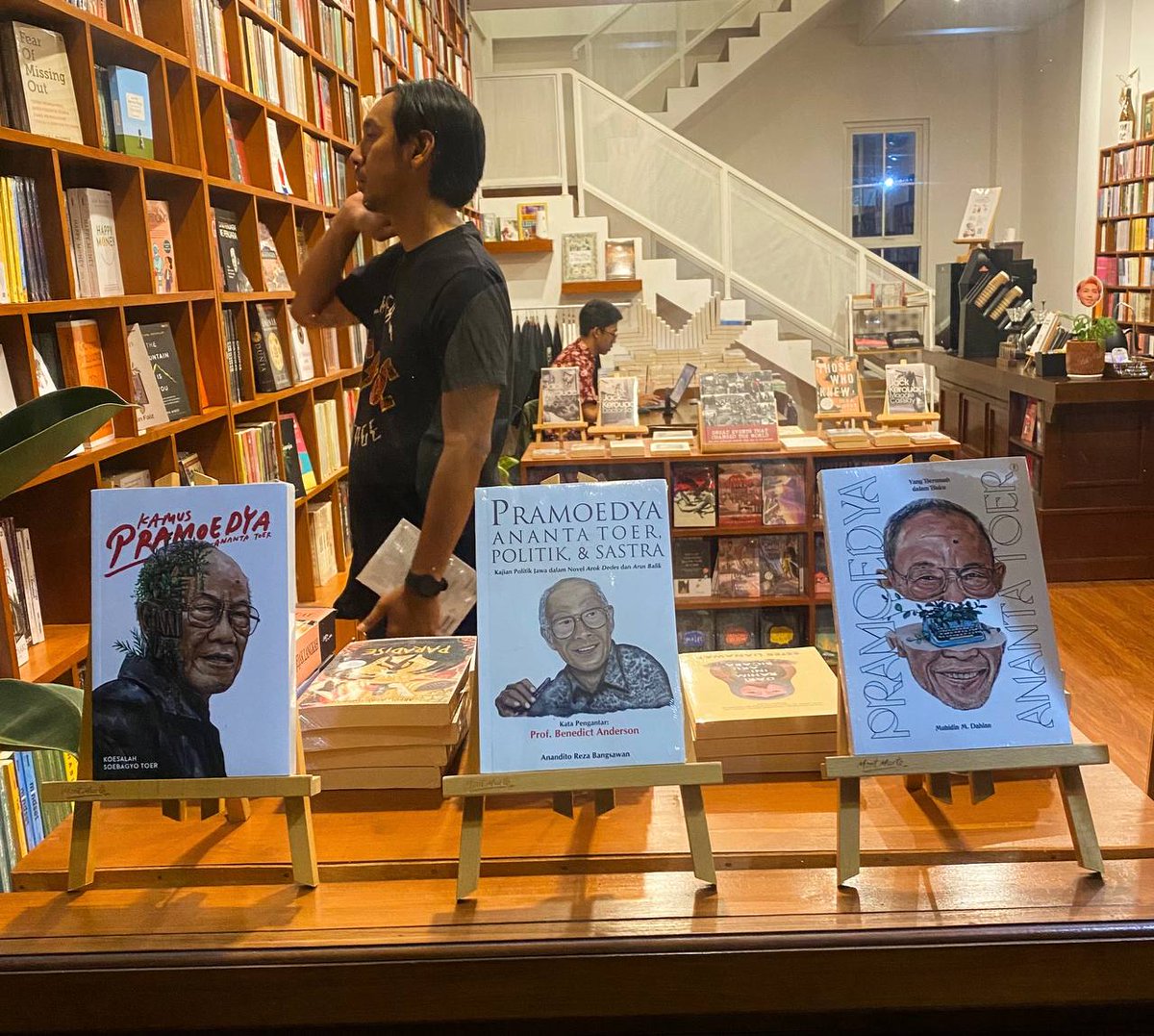 🚨📖 GIVEAWAY BUKU PRAM 📖🚨

Minsool mau bagi-bagi 3 buku Pramoedya nih buat 3 orang yang beruntung. Lumayan buat bahan bacaan di bulan Ramadhan🌜

Cuma perlu:
1. Like + retweet post ini
2. follow akun ini

Ongkirnya minsool yang tanggung, kecuali kalau kalian di luar negeri😡😡