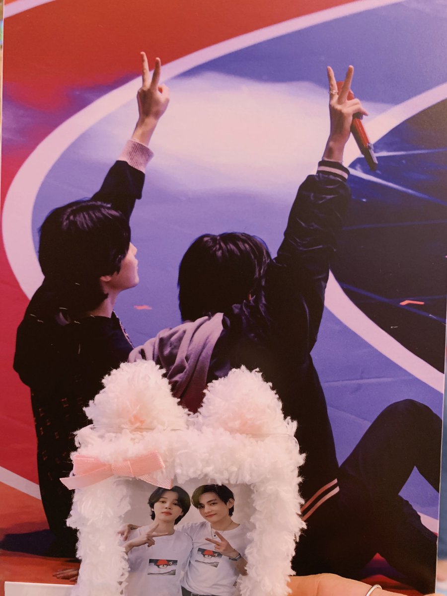 MonspoX's tweet image. Cảm ơn các fansite đã tổ chức buổi triển lãm để mình được ngắm những tấm hình xinh của hai bé 💚❤️ @JIMNARIN @Buttercup_Jhope @_oxygenO2