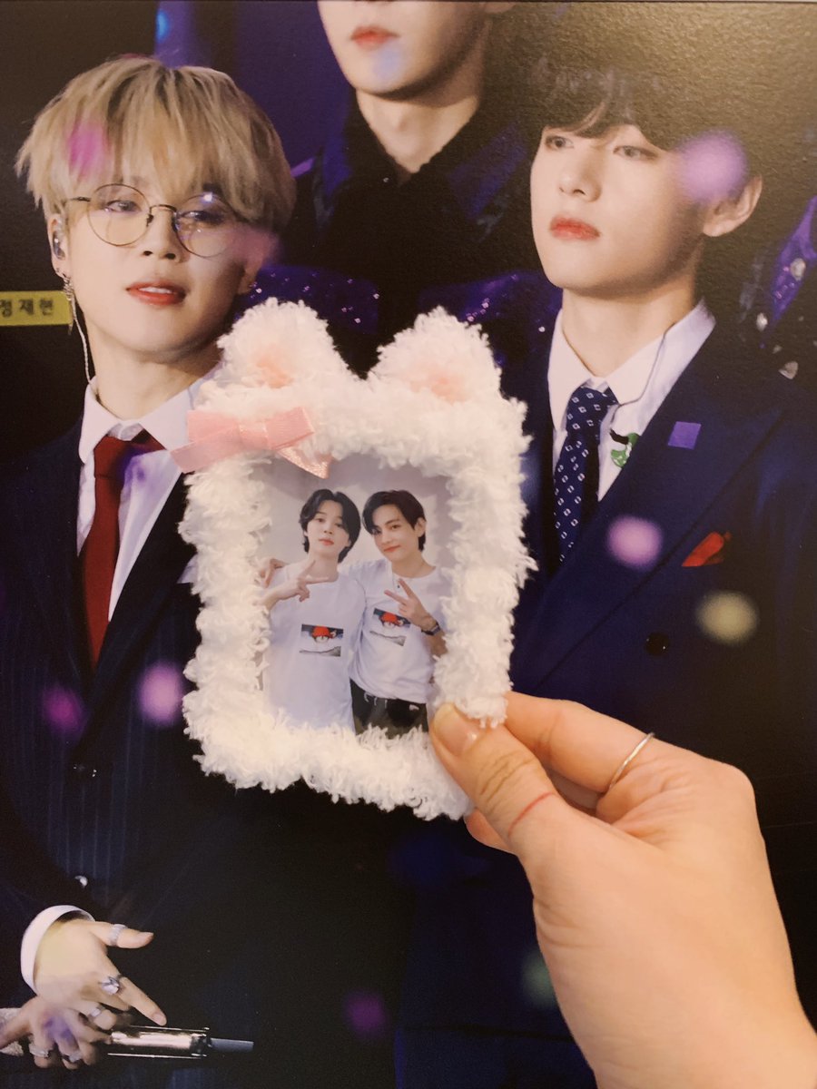 MonspoX's tweet image. Cảm ơn các fansite đã tổ chức buổi triển lãm để mình được ngắm những tấm hình xinh của hai bé 💚❤️ @JIMNARIN @Buttercup_Jhope @_oxygenO2