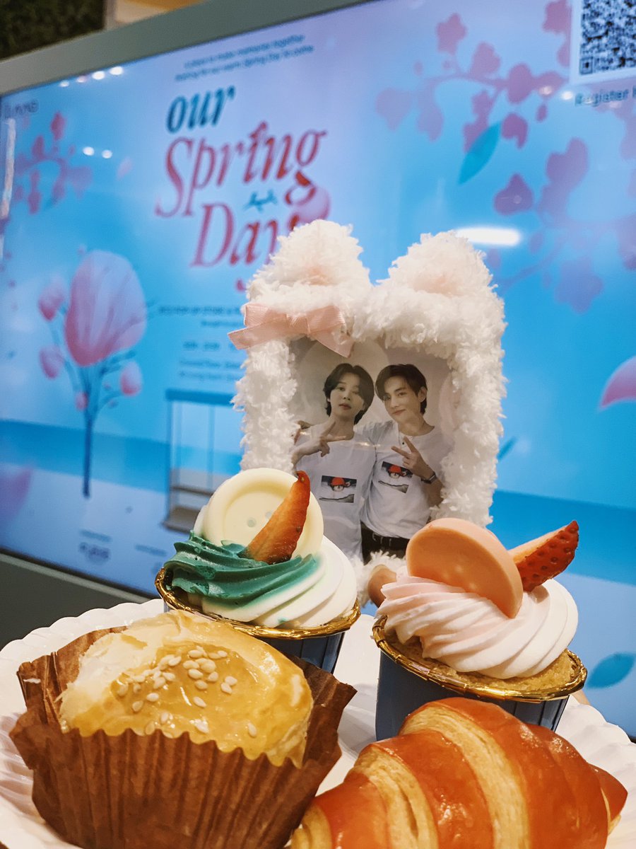 MonspoX's tweet image. Cảm ơn các fansite đã tổ chức buổi triển lãm để mình được ngắm những tấm hình xinh của hai bé 💚❤️ @JIMNARIN @Buttercup_Jhope @_oxygenO2