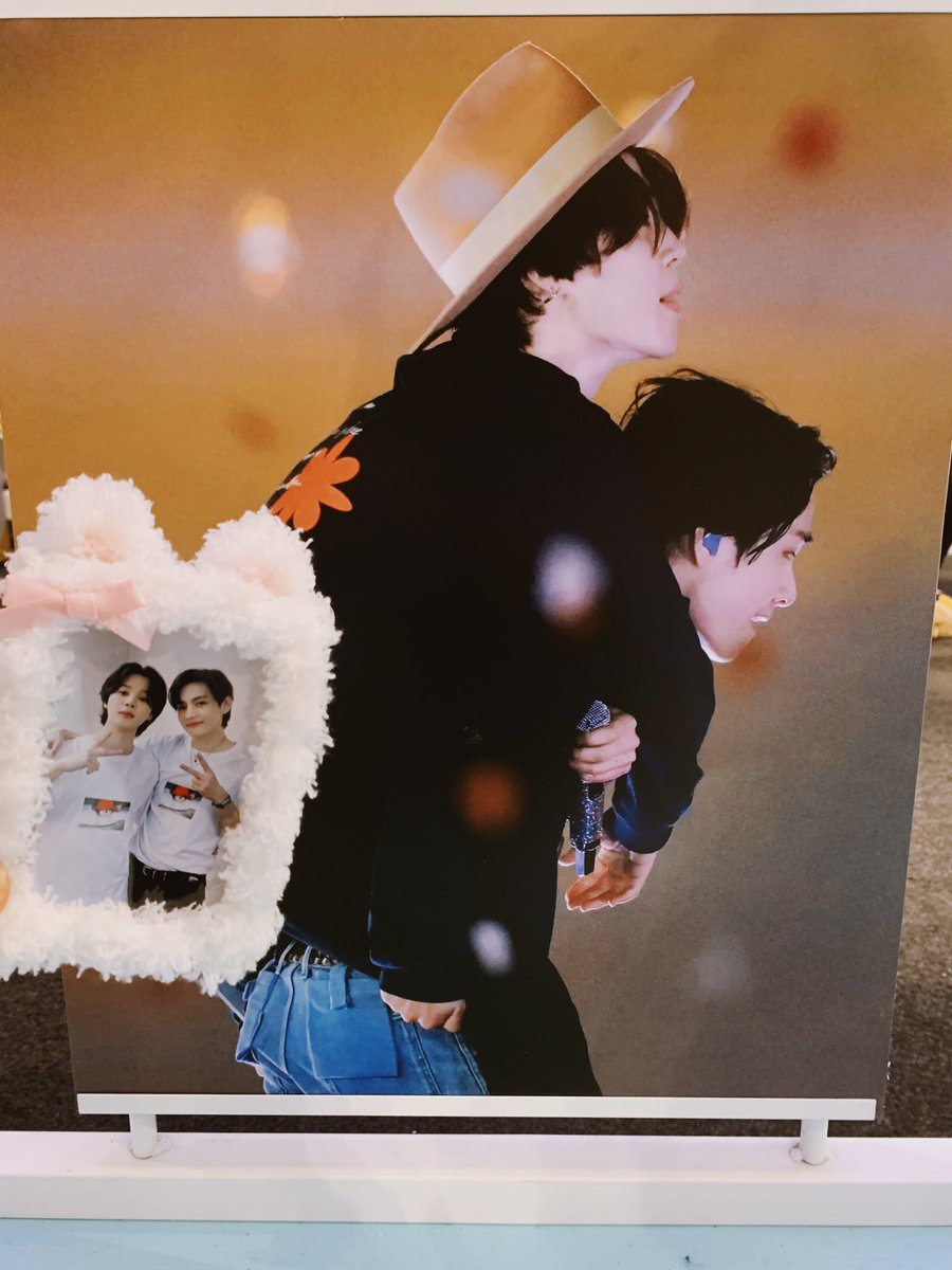 MonspoX's tweet image. Cảm ơn các fansite đã tổ chức buổi triển lãm để mình được ngắm những tấm hình xinh của hai bé 💚❤️ @JIMNARIN @Buttercup_Jhope @_oxygenO2