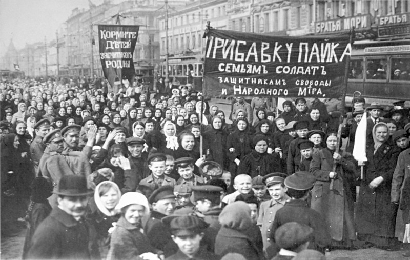Petrogrado, 8 de marzo de 1917. Una manifestación encabezada y protagonizada por mujeres da el tiro de salida a la Revoluciónde Febrero. Dos días después ya se vive una huelga general. ¡Abajo la guerra!, ¡Pan para los obreros!. Las mujeres cambiaron el rumbo de la historia.