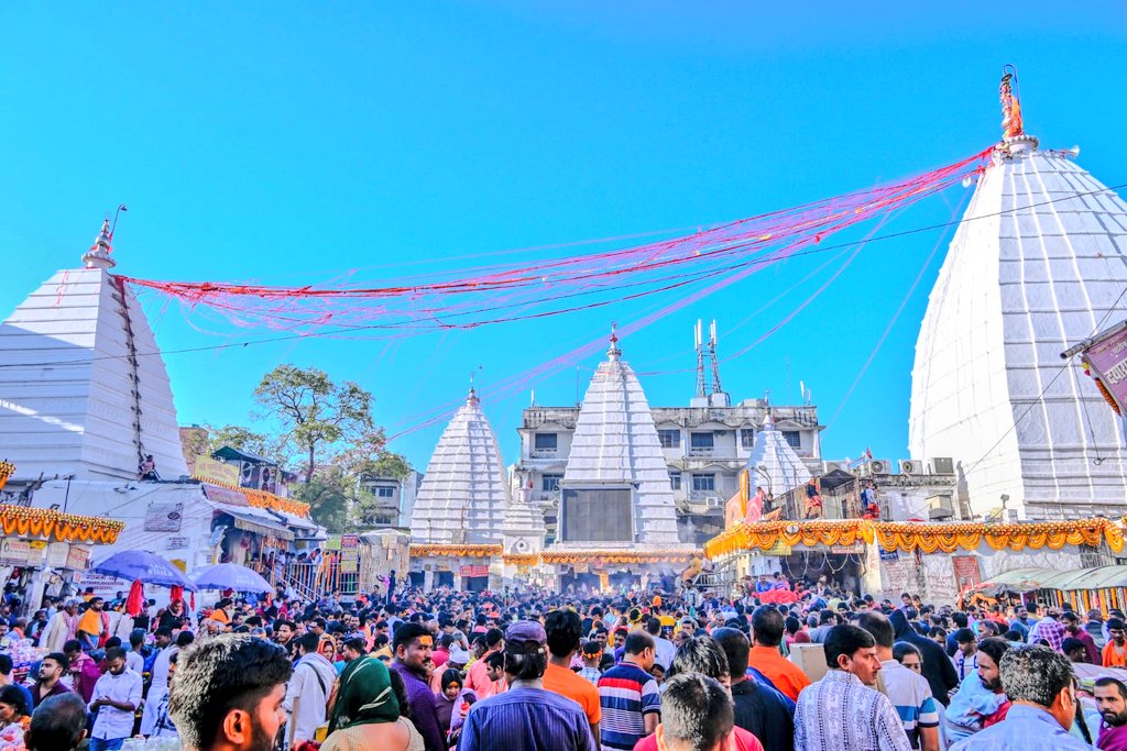 महाशिवरात्रि पर देवघर के बाबा मंदिर में गूंजी बोल बम, ओम नमः शिवाय की ध्वनि… Deoghar Mahashivratri, the sound of 'Bol Bam', 'Om Namah Shivay' echoed in Baba Temple of Deoghar...