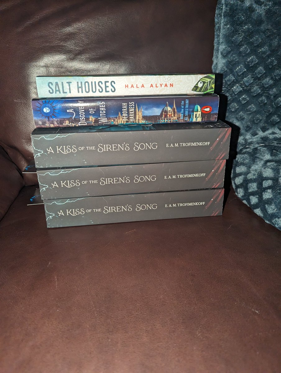 Princess__Fiona's tweet image. Day 67 of #100DaysOfHappy 

It was bonus day today! So I decided to treat myself by going to the bookstore! I picked up copies of A Kiss of the Siren's Song for the Weird Little Book Club! I can't wait to ship these ones off to their new homes 🙌🏻
Of course 2 for me too!!