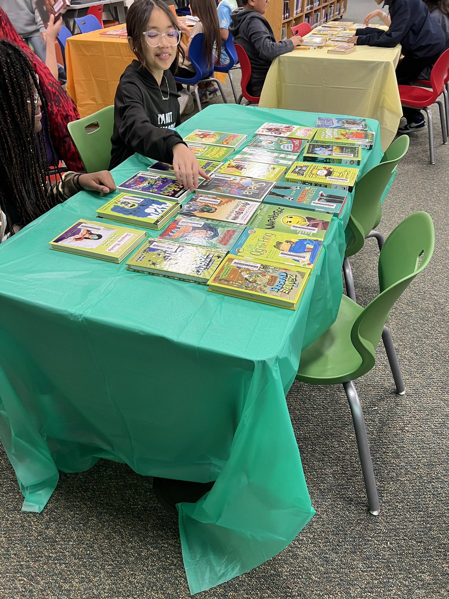 5th grade had fun finding a “lucky” book in the rainbow of book covers. 📚🙌 @NISDWernli @NISDLib