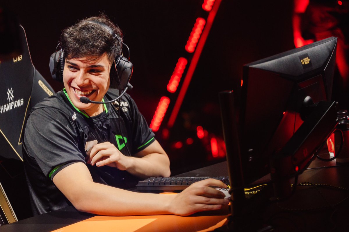 xbrubisz's tweet photo. passando aqui só pra deixar claro que diferente de alguns "torcedores" fajutos, eu nunca, jamais, em hipótese alguma soltarei a mão desse aqui!

@loud_tuyz você sempre será o meu protegido, te amo tutuuu ❤️ https://t.co/A1hRq8WRPP