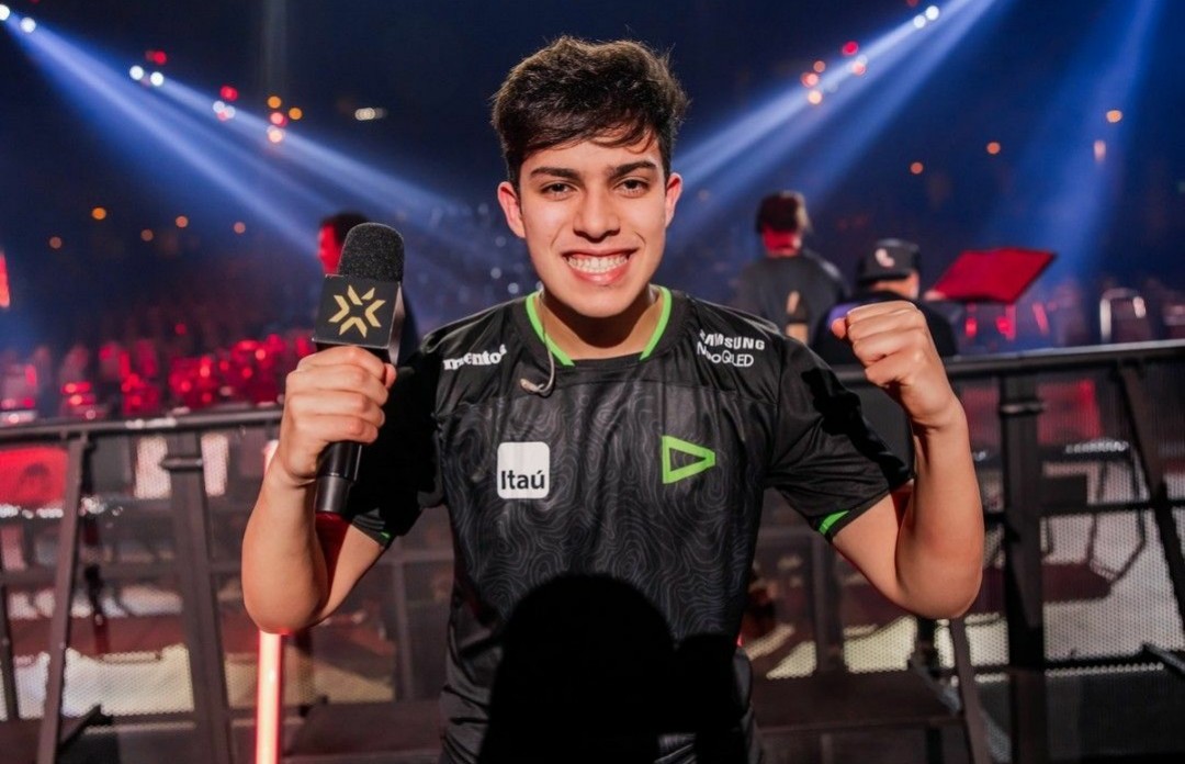 xbrubisz's tweet photo. passando aqui só pra deixar claro que diferente de alguns "torcedores" fajutos, eu nunca, jamais, em hipótese alguma soltarei a mão desse aqui!

@loud_tuyz você sempre será o meu protegido, te amo tutuuu ❤️ https://t.co/A1hRq8WRPP