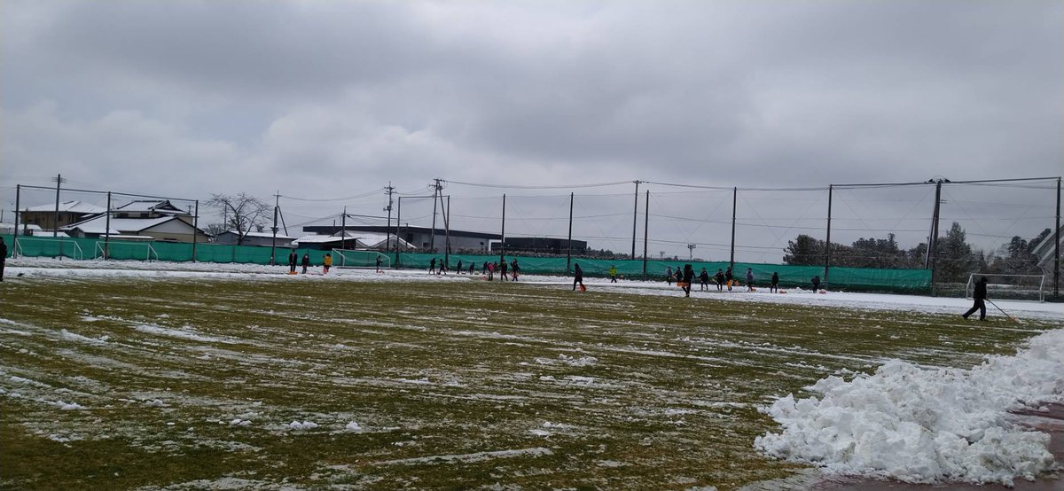 SavsStaff's tweet photo. 後援会特派員から報告あり。
「雪かき、完了です！
最後に森山監督から「これを見て、選手も何かを感じてくれると思います」と挨拶がありました💛
その他、コーチ、リャンさん、中原さん、平瀬さんなども参加してらっしゃいました」
#VEGALTA #PASSION_限界を超えろ https://t.co/HqZmsAaDAd