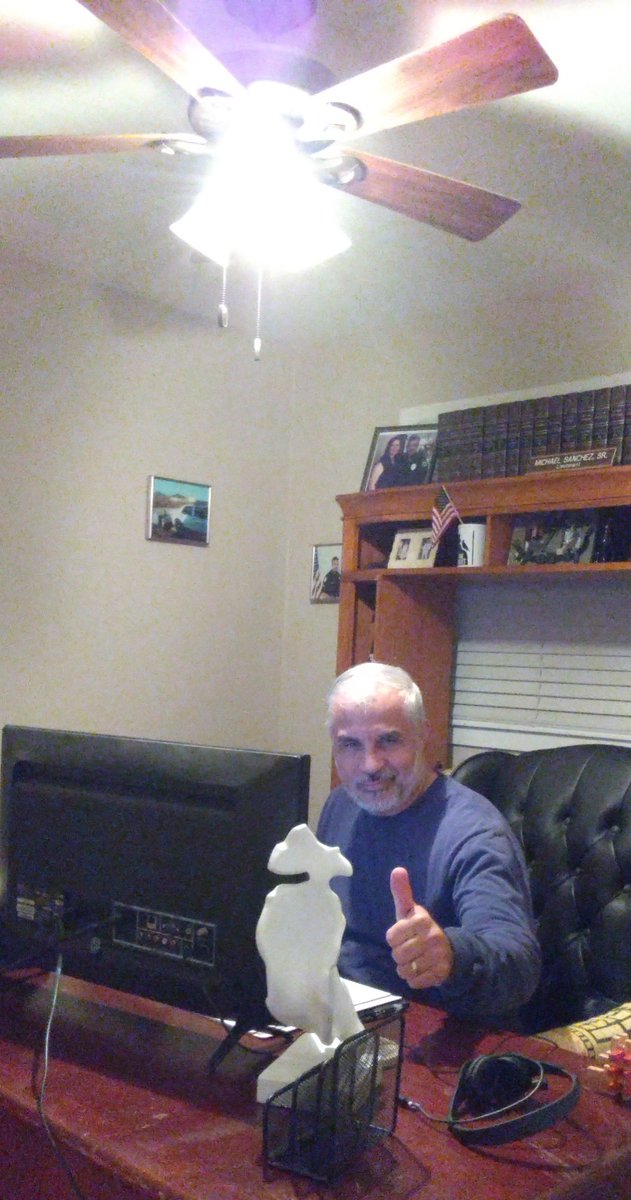 Michael63866990's tweet photo. I've been in the lazy mode today. I haven't done anything but sit around, eat my chips, and watch TV. I have to get some writing in before lights out.
#authoratwork #workonnewmanuscript #author #michaelsanchez #thursdayvibes https://t.co/nLTubWVInj