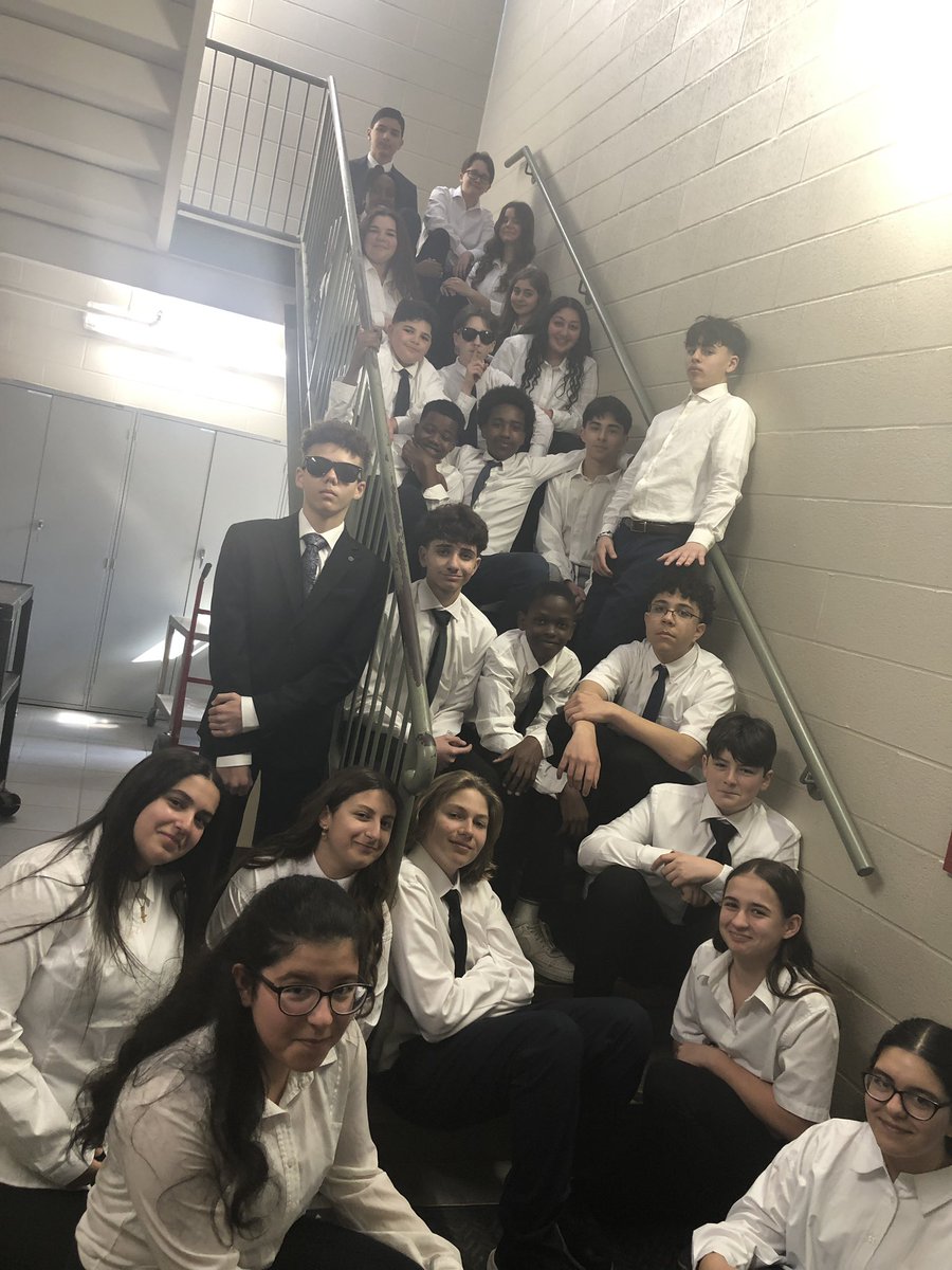 Voici les élèves de 8e de la classe de Mme Sonia habillés tout chic pour leurs photos de finissants et finissantes. Lorsqu’on doit s’habiller en propre, on s’amuse ! @JPGagnier