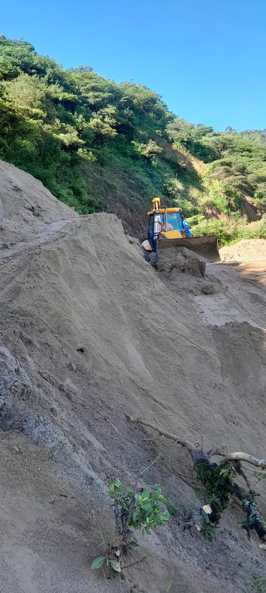 prefecturaloja's tweet photo. 📌 #CALVAS 
En un trabajo conjunto a través de la empresa pública #VIALSUR y GAD Parroquial de #Colaisaca trabajamos en la limpieza de la vía [#Colaisaca - #ElBatán - #Chinchanga] 

✅ El paso se encuentra habilitado

#SabemosTrabajar 🚜 https://t.co/SUvMpKsK7U
