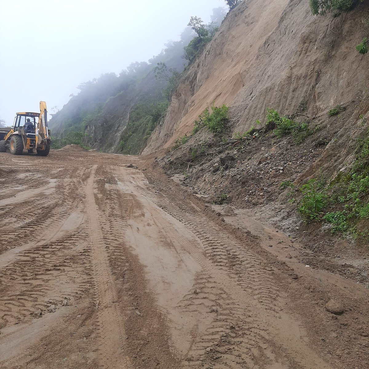 prefecturaloja's tweet photo. 📌 #CALVAS 
En un trabajo conjunto a través de la empresa pública #VIALSUR y GAD Parroquial de #Colaisaca trabajamos en la limpieza de la vía [#Colaisaca - #ElBatán - #Chinchanga] 

✅ El paso se encuentra habilitado

#SabemosTrabajar 🚜 https://t.co/SUvMpKsK7U