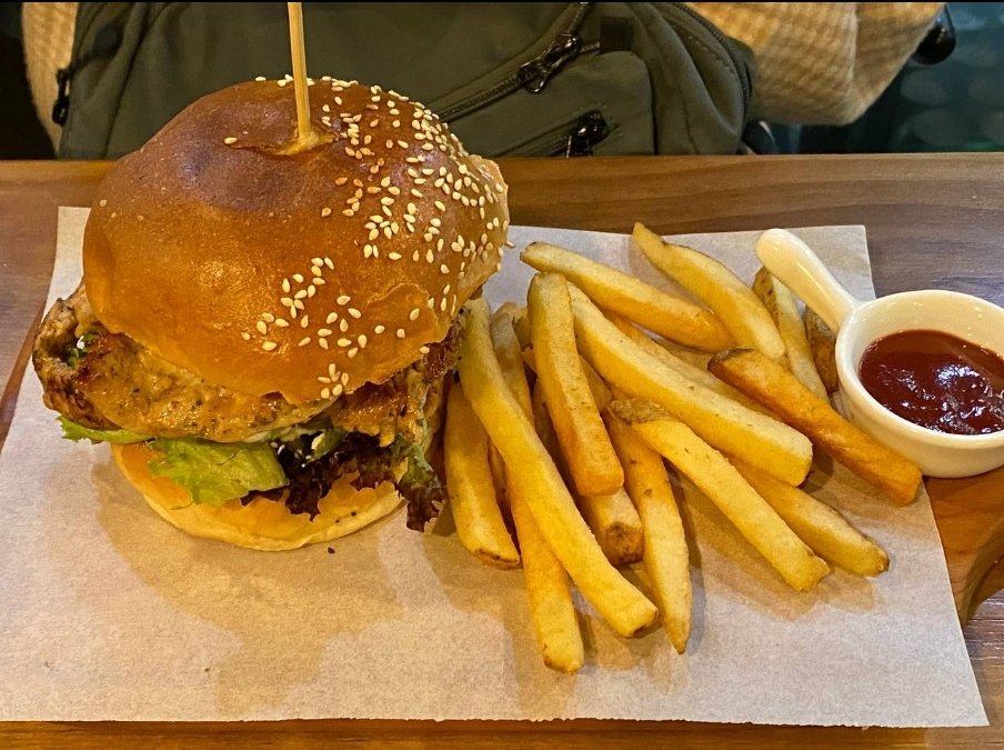 Fajoba1's tweet photo. #投稿 #食評 #結業
================
#荃灣
#轉角見 #KitchenCorner
#西餐 #漢堡
牛堡好食過雞堡
薯條退步咗
咖啡不過不失,不及奶昔好飲,但太貴
服務有進步,雖然忙但跟單緊咗細心咗
Admin補充:預計3月尾4月頭結業
網址:
Fb( 轉角‧見Kitchen Corner )
Ig( @kitchencorner.cafe )
1/2 https://t.co/tmnh7TBhYJ