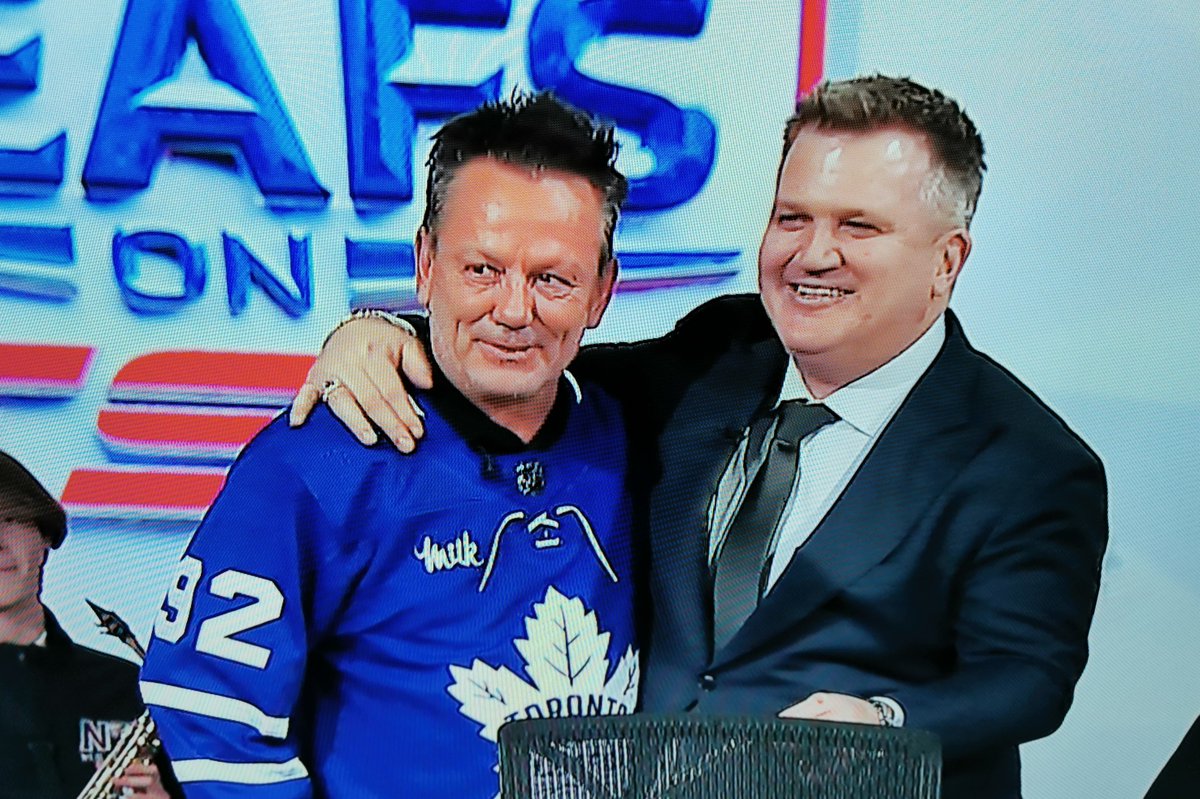O Dog finally gets the belt! And presented by <a href="/douggilmour/">Doug Gilmour</a> to boot! Doesn't get any better. <a href="/TSN_Sports/">TSN</a> <a href="/TSNHockey/">TSN Hockey</a> <a href="/tsnjamesduthie/">James Duthie</a>  <a href="/cherylpound/">hannah</a>