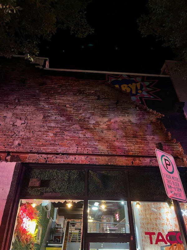 HAPPENING NOW 🚨
Crews are on scene downtown Wilmington on Grace St for a collapse of an exterior facade. Thankfully, there is only one patient with minor injuries. Structure is being evaluated and stabilized at this time.