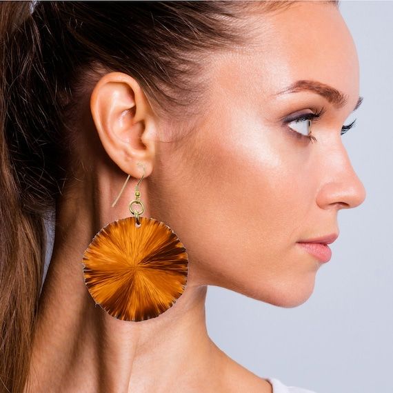 JohnSBrana's tweet image. Brighten your 10th anniversary celebration with our Large Orange Aluminum Leaf Earrings, a vibrant gift she'll love! 🧡🎉 

Daily Jewelry Tips 👉🏼 @johnsbrana.

#10thAnniversaryGift #OrangeEarrings #JohnsBrana
buff.ly/3Is3Ai1
