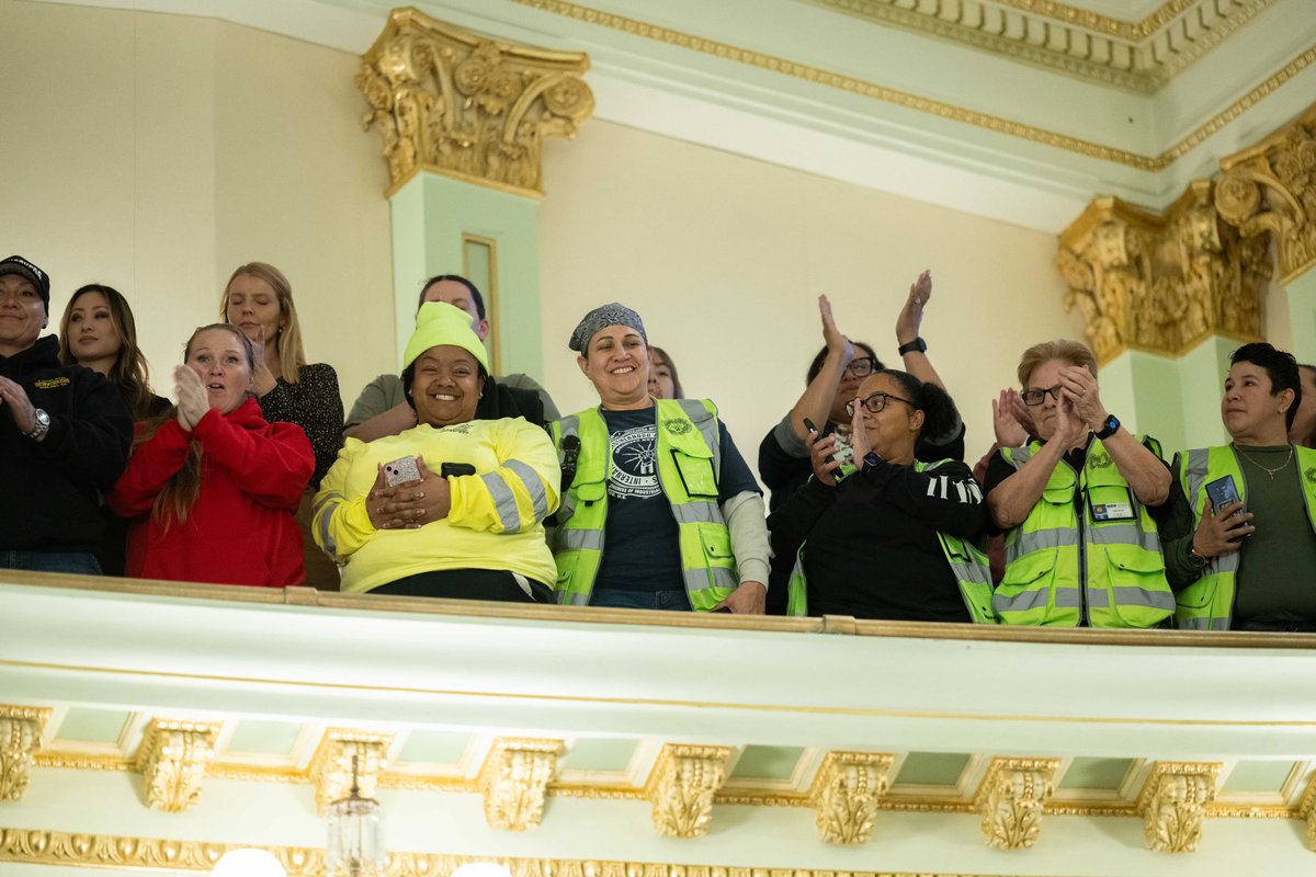 I presented #ACR141 to recognize Women in Construction Week! Thank you to the strong and amazing women of the CA Building Trades for coming up to the Capitol! #Sisepuede #CALeg 👷🏽‍♀️💪🏼 @CA_Bldg_Trades