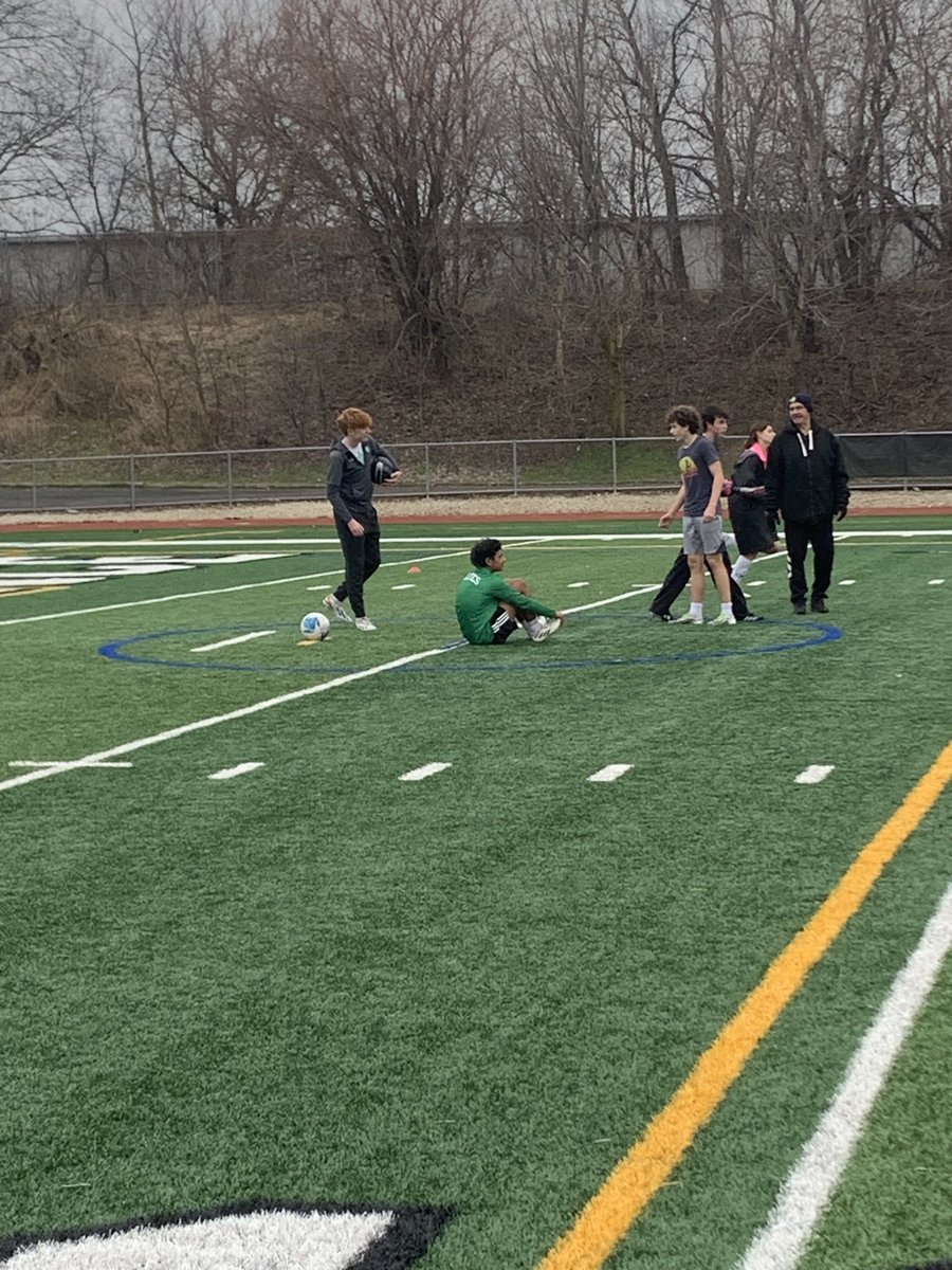 PCCeltics's tweet image. One program in action.  Members of the boys team Jovanny Gonzalez, Jimmy Piko, James Lee and Luke McCalister took the time out of their day to help with the girls practice today.  The Celtic Soccer Family is 💪.   #oneprogram #celticsoccerfamily @PCHS_Celtics @PcWeare