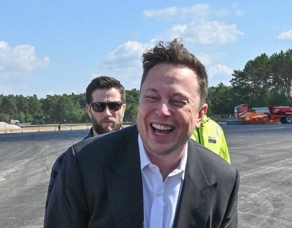 Lizgottik's tweet photo. Elon leyendo la carta pedorra de Mario DELNARCO 😂.

#AMLOelNarco https://t.co/moELOHGyvR