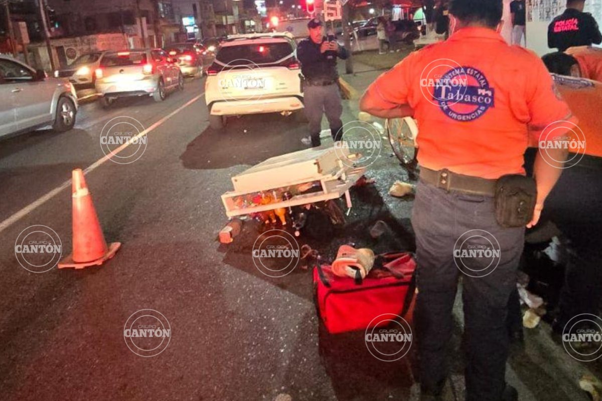 TabascoHOY's tweet photo. #ReporteTH 🚨 | Un vende raspados que perdió el control de su triciclo y chocó contra una camioneta en Méndez y Carlos Green tuvo que ser auxiliado por paramédicos del #SEUT debido a las lesiones que sufrió en el percance.
https://t.co/XgVUDpMfck https://t.co/GnBxDyiPaW