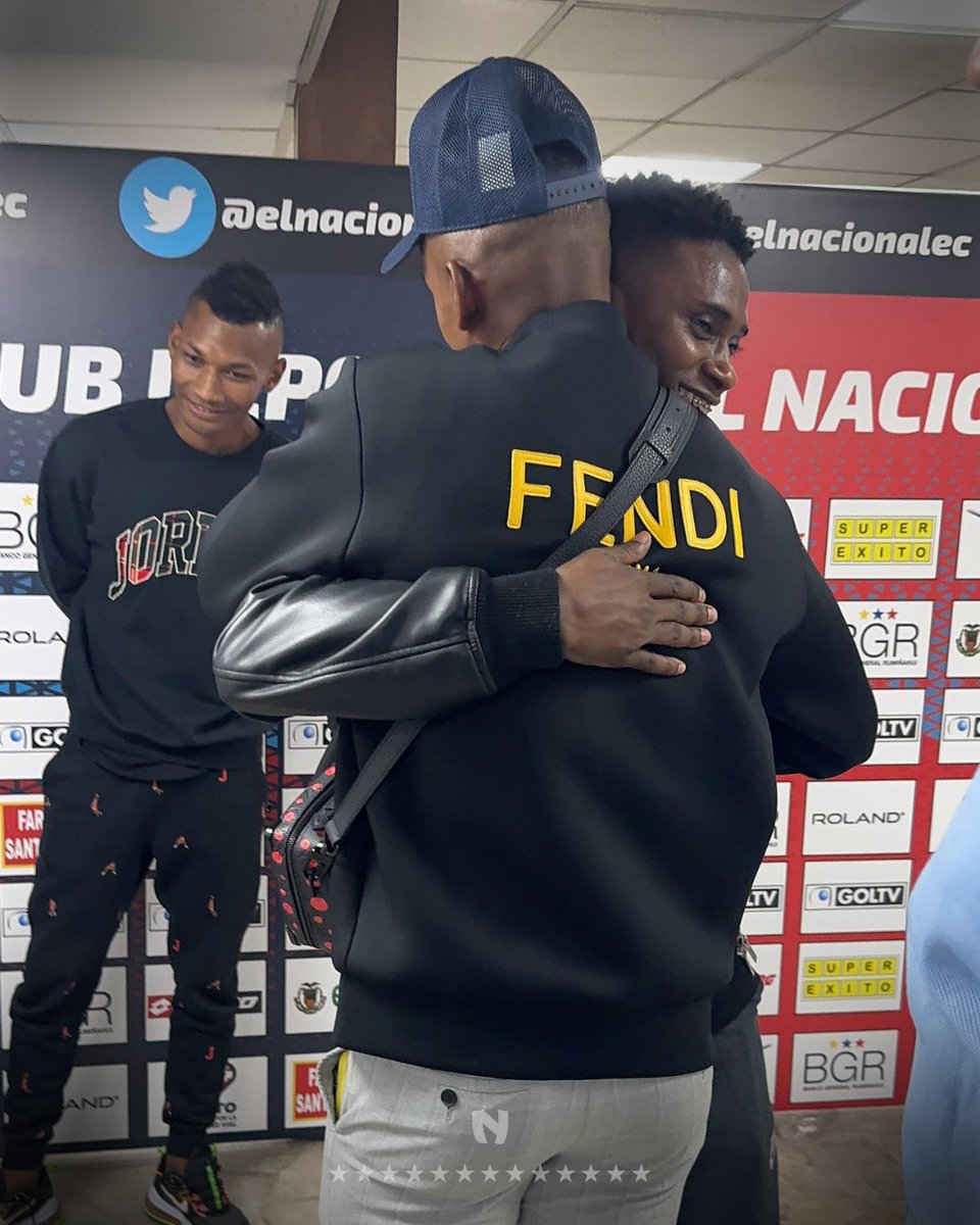 elnacionalec's tweet photo. Esos abrazos ¡ESOS ABRAZOS! ♥🫂
¡VOLVIÓ LA ALEGRIA MUCHACHOS! 
¡VOLVIÓ LA ILUSIÓN BITRICAMPEONES!
Y faltan más fichajes eh...

#ElRojoVuelve 🔴 https://t.co/y7R3VNKK6y