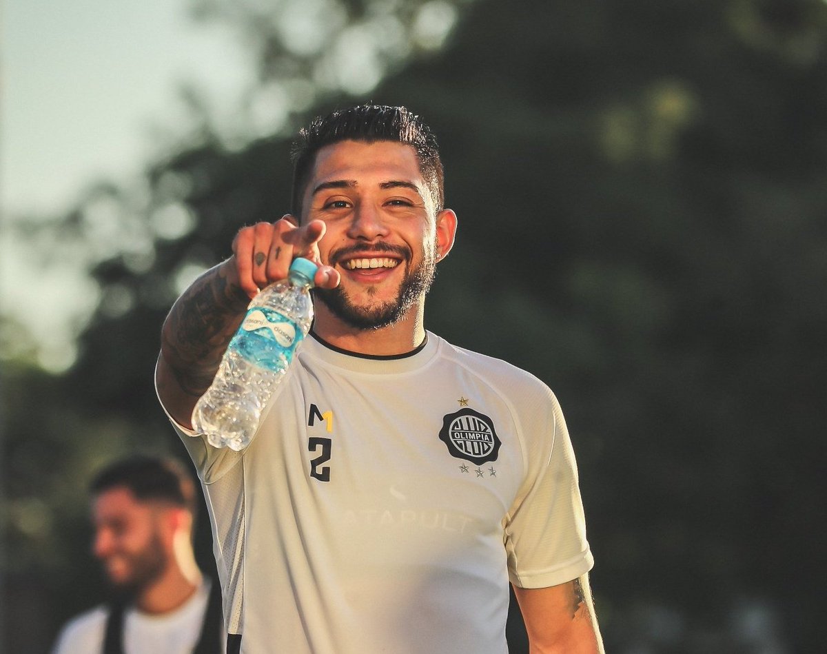 SomosOlimpia's tweet photo. No tiene peinados exóticos
No tiene autos llamativos
No es un borracho
No abusa a la mujeres
No tiene actitud negativa

Simplemente es horrible jugando al fútbol ✨ https://t.co/rgfXtnXWfA