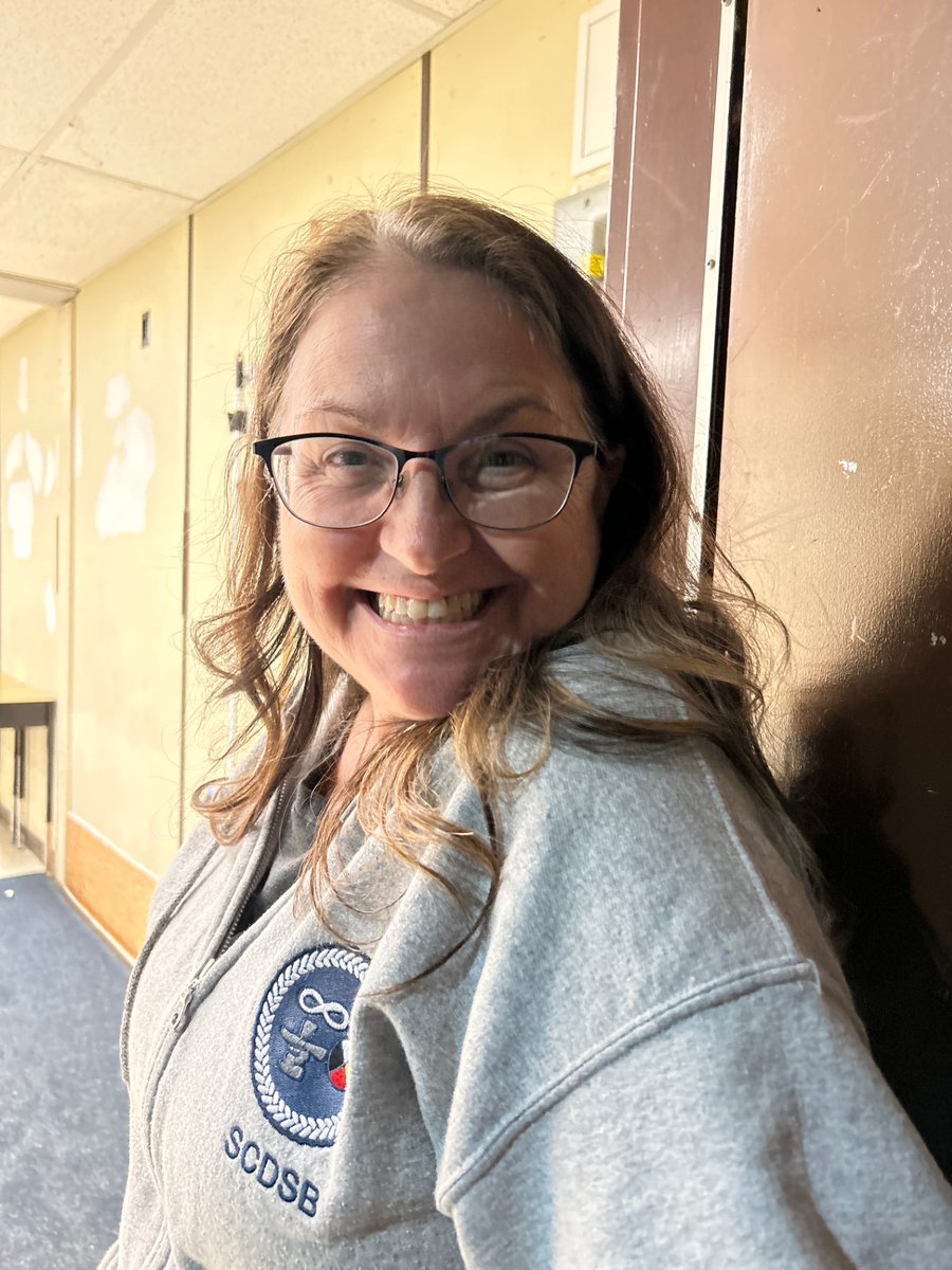 So proud of our Mundy's Bay Student Leadership Team who ran our Family Wellness Night. 155 of our families took part in activity stations, making Indigenous connections, meeting community members, &amp; parent Henna artists....what an event! <a href="/scdsb_Wellness/">SCDSB Mental Heath & Well-being & Health/Wellness</a>, <a href="/FNMI_SCDSB/">SCDSB_IndigenousEd</a>, <a href="/MundysBayPS/">Mundy's Bay PS</a>