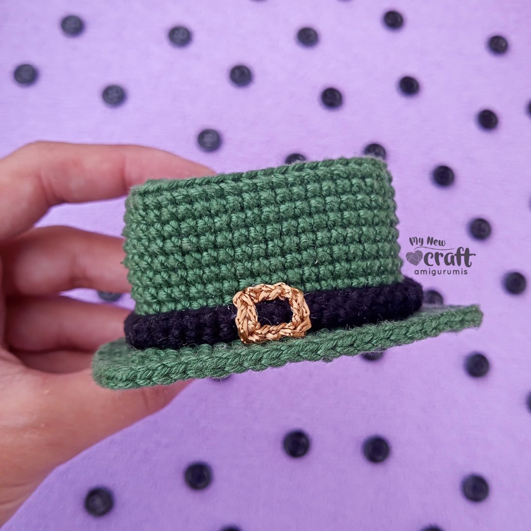 A very mischievous little hat 🍀
.
.
.
#hat #cute #amigurumi #amigurumilove #amigurumibrasil #amigurumidoll #amigurumipattern #pattern #crochet #artesanato #handmade #love #creative #mynewcraft #spoiler