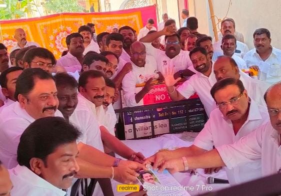 Gurusar97665422's tweet photo. ஈரோடு நாடாளுமன்ற தொகுதியின் திமுக வேட்பாளராக மாநில இளைஞர் அணி துணை செயலாளர் 
@KEPrakash2 மாமா அவர்கள் அண்ணா அறிாலயத்தில் விருப்ப மனு தாக்கல் செய்தார்கள்.

வாக்களிப்பீர் உதயசூரியன் 🌄🖤♥️ @DMKITwing @arivalayam @dmk_youthwing
#DMK40 #DMKITWING #DMK4TN https://t.co/FGC0q0PzgS