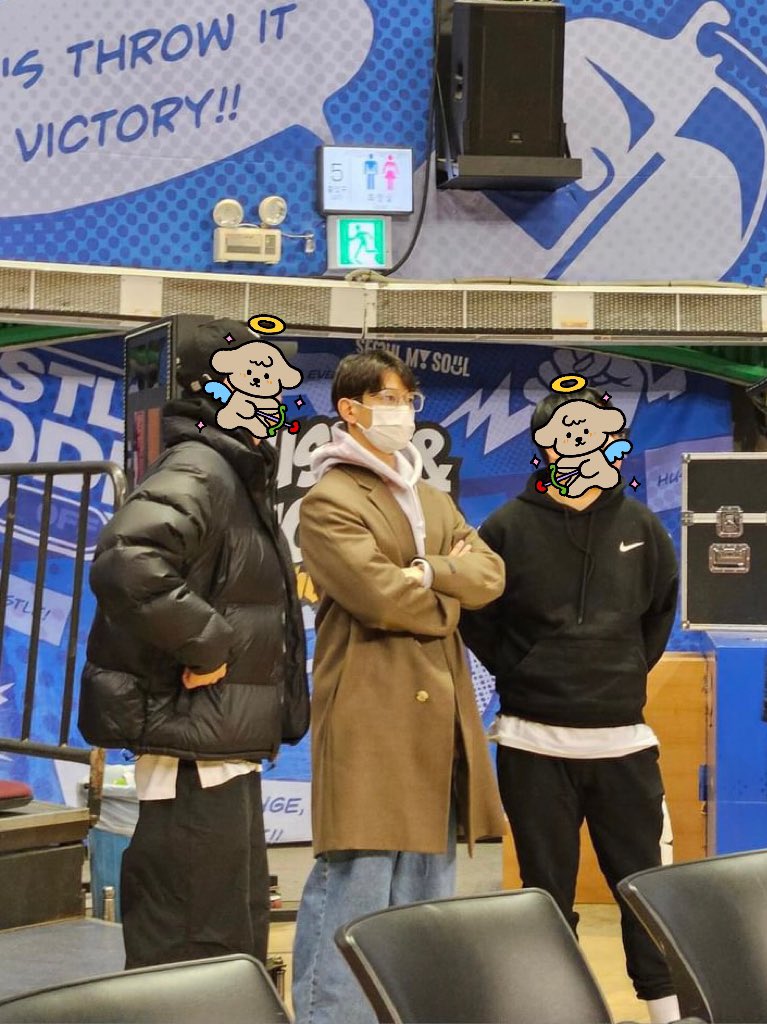 bestchoice1209's tweet photo. 240307  농구경기에서 민호 본 후기
지인이 어제 밤에 보내준 민호 사진📷
마스크를 써도 느껴지는 잘생김 그리고 다들 선수를 안 찍고 뒤에 앉은 민호를 찍대요 ㅋㅋㅋ

#SHINee  #샤이니  #MINHO #민호  #최민호 #ミンホ https://t.co/sRwCA1SQjr