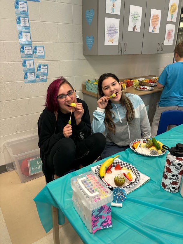 Mme Natalie et ses élèves de la 5e année sont passés au prochain niveau avec leur Grande croquée ! Ils ont dégusté un panoplie de fruits, certains pour la première fois, tels que la pitaya. Quelle belle activité d’exploration dans le cadre du mois de nutrition. @JPGagnier