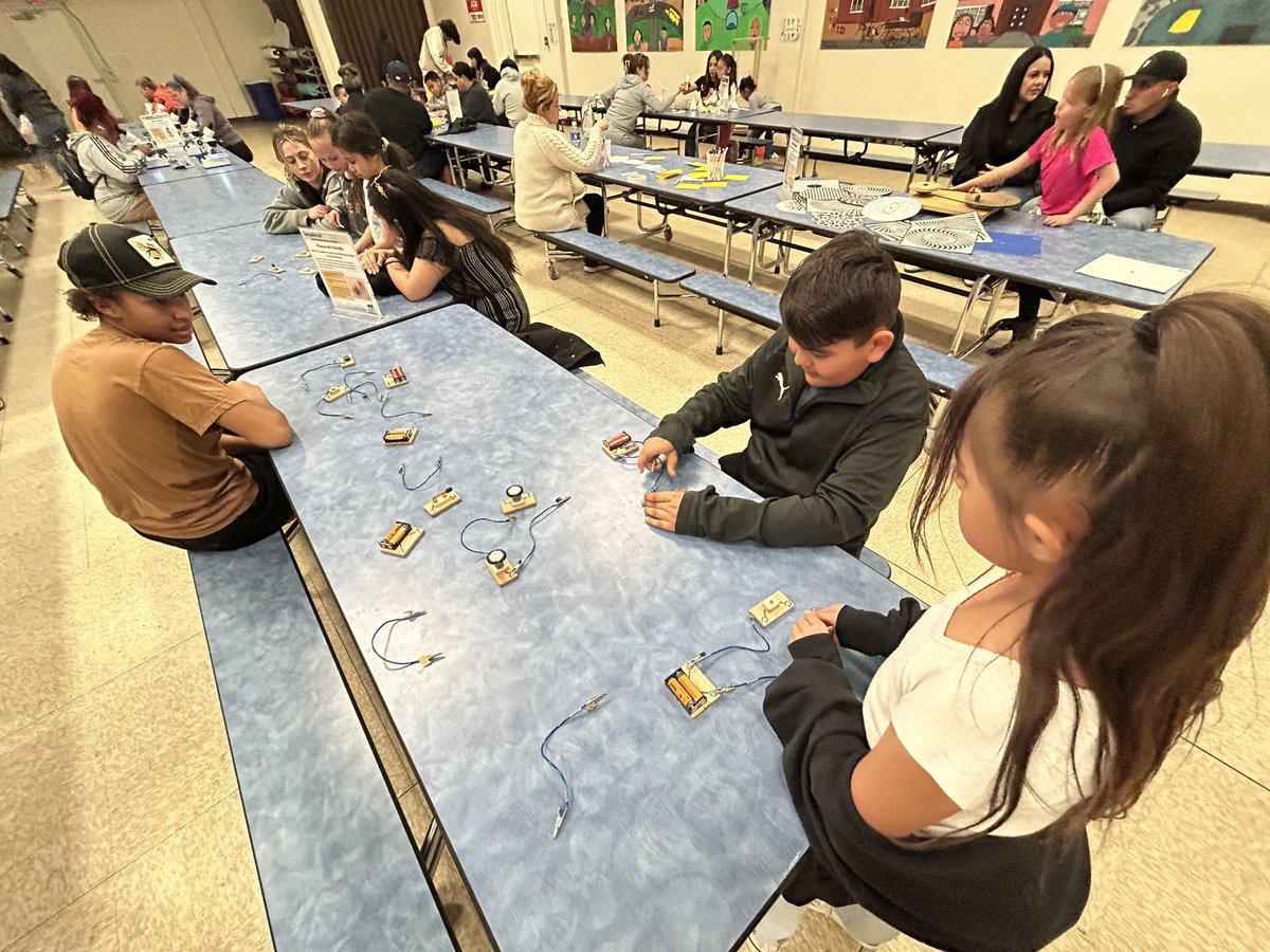 Explora family science night at Los Ranchos. Community Schools making it happen. @ABQschools