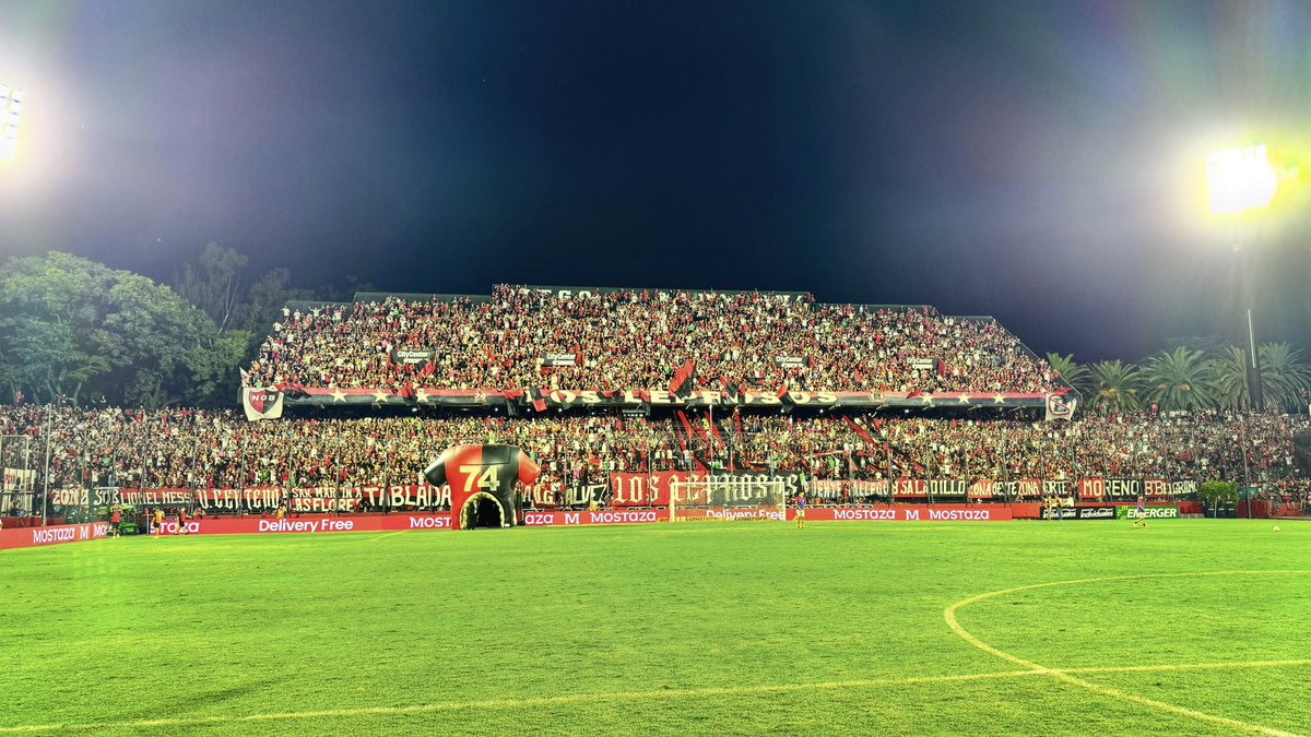 Newells's tweet photo. Jueves a la noche en casa 🏟️ 

❤️ No traten de entenderlo 🖤 https://t.co/FgoJYWi0zc