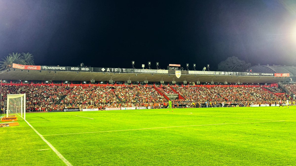 Newells's tweet photo. Jueves a la noche en casa 🏟️ 

❤️ No traten de entenderlo 🖤 https://t.co/FgoJYWi0zc