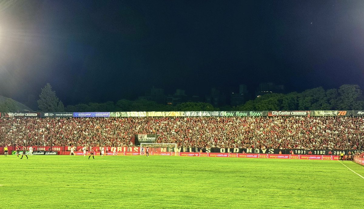 Newells's tweet photo. Jueves a la noche en casa 🏟️ 

❤️ No traten de entenderlo 🖤 https://t.co/FgoJYWi0zc